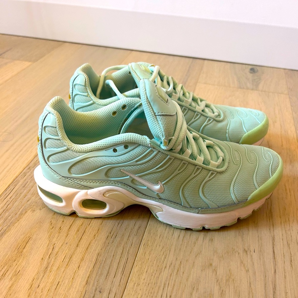 NIKE AIR MAX PLUS BOYS LIGHT BLUE BOYS GRADE SCHOOL SIZE 5/ WMNS SIZE 6.5